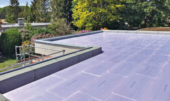 Rénover efficacement et rapidement un toit plat – prêt pour le futur grâce à une toiture inversée
